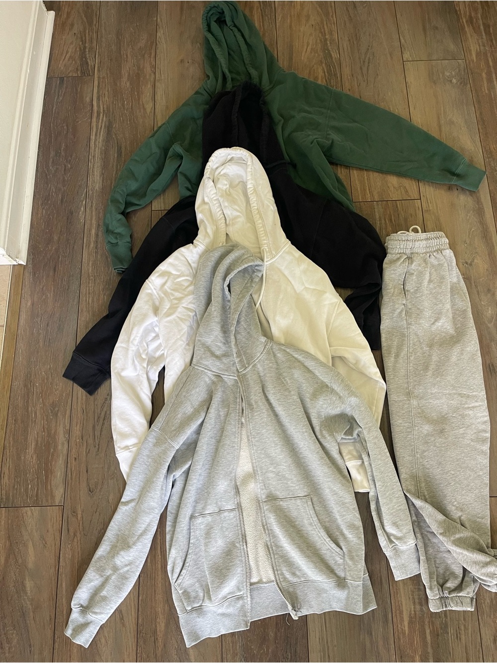 Women’s 4 zip up hoodies and 1 fleece pants barely worn selling all for $50